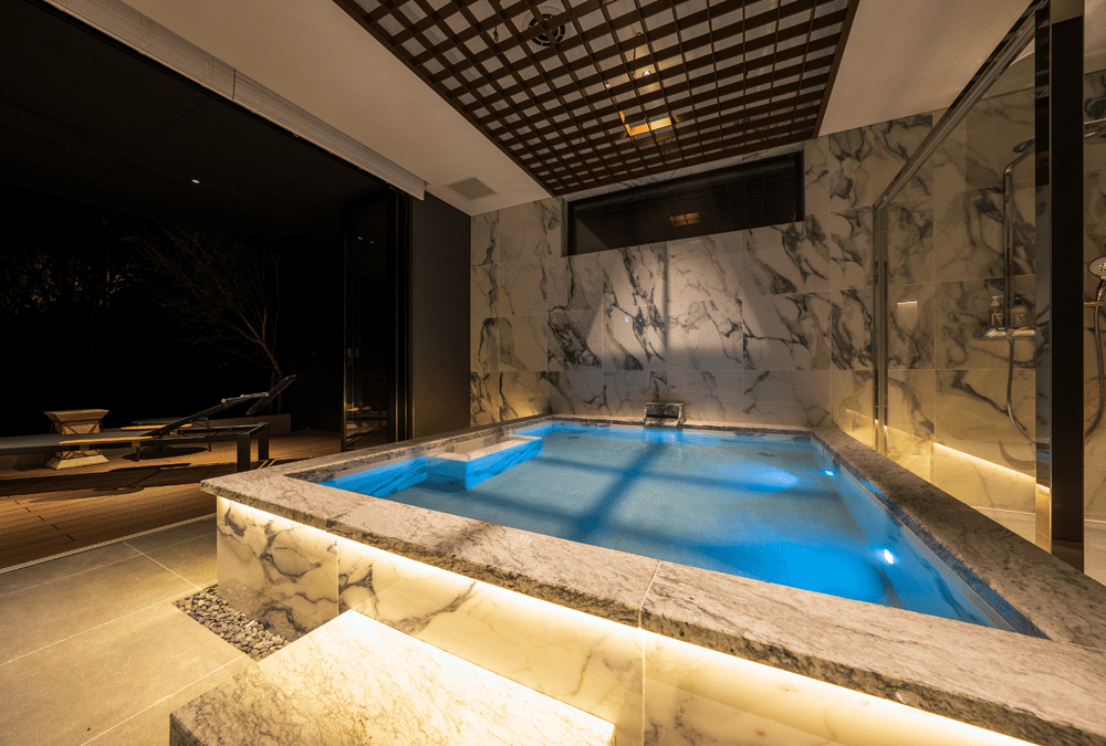 High quality and stylish lighting! Large baths with various styles overlooking the spectacular view